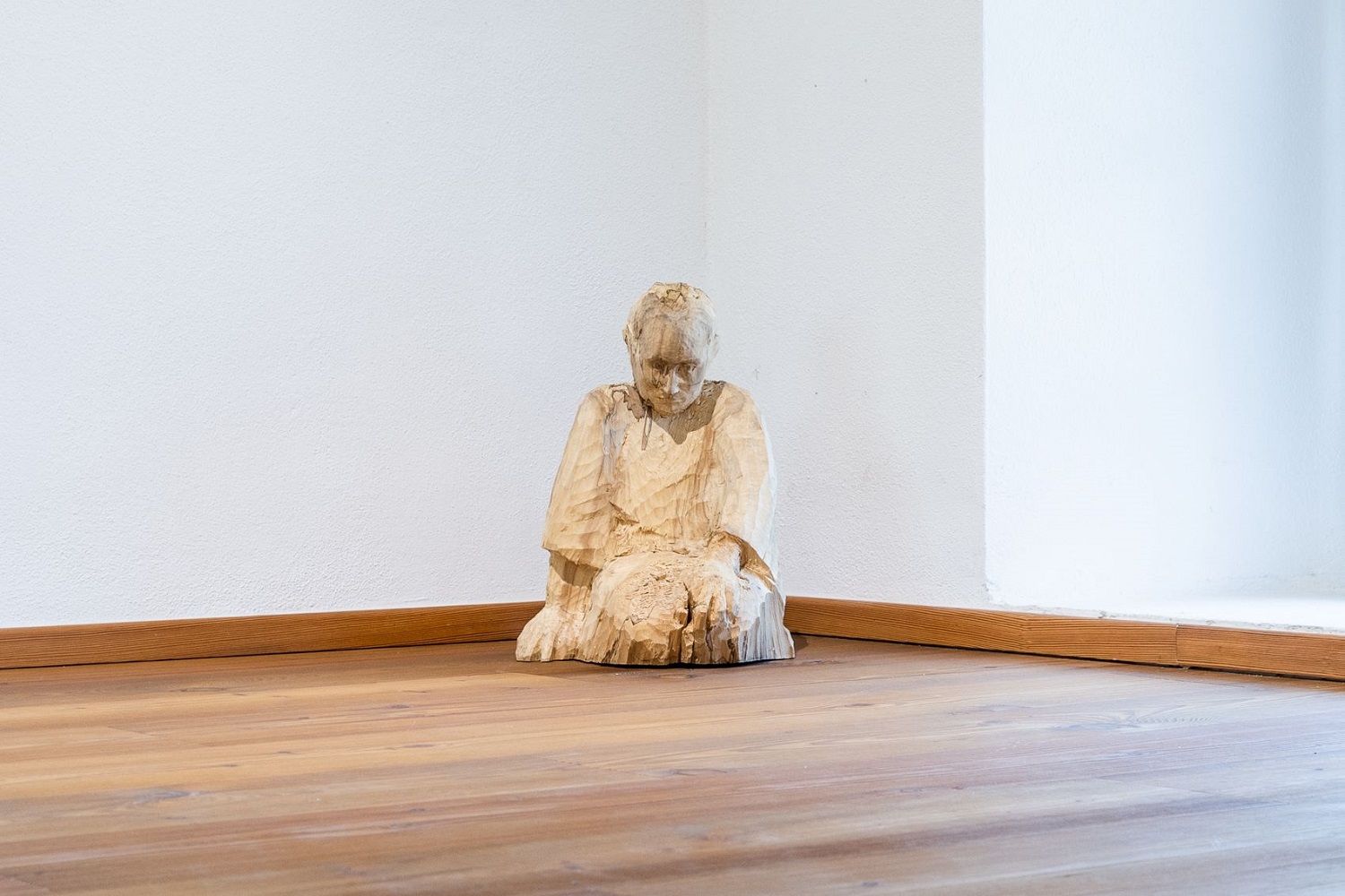 Scopri di più sull'articolo Merano. Palais Mamming Museum prosegue fino al 9 luglio prossimo la mostra di Valeria Stuflesser “ll Medioevo e altre decisioni sbagliate”