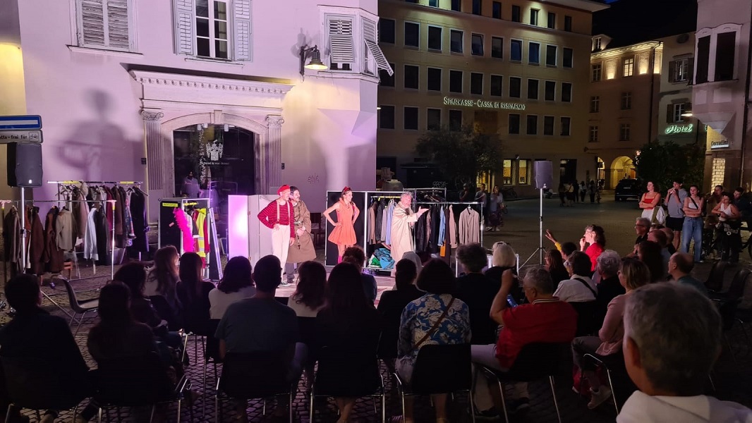 Mehr über den Artikel erfahren Prosegue fino al 19 giugno il tour altoatesino di “Spotifai teatrale”, il progetto dello Stabile di Bolzano
