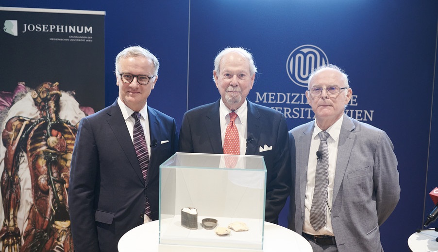 Scopri di più sull'articolo Seligmann-Fragmente nach Jahrzehnten zurück in Wien Utl.: Mutmaßliche Schädelteile von Ludwig van Beethoven an Sammlungen der MedUni Wien übergeben