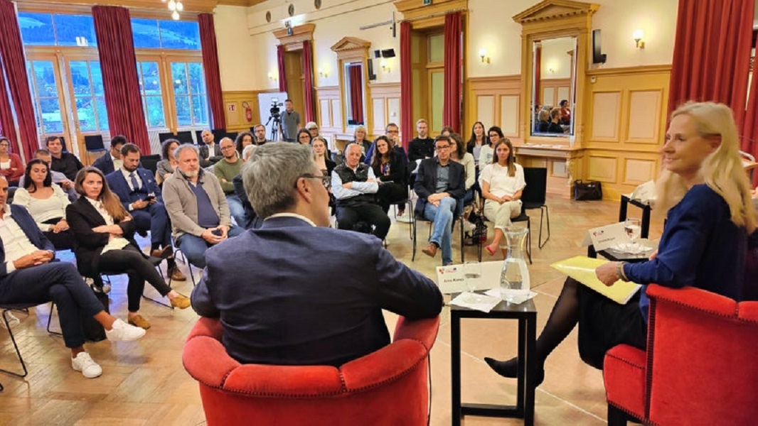 Mehr über den Artikel erfahren Accademia Euregio 2023, apertura a Dobbiaco sul tema “Guerra e pace”