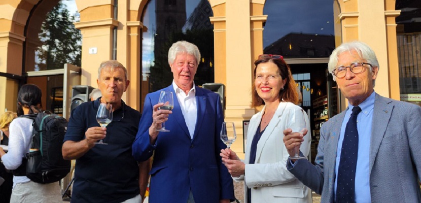 Scopri di più sull'articolo Bolzano. Inaugurato il nuovo plateatico di Signorvino ai piedi del Duomo