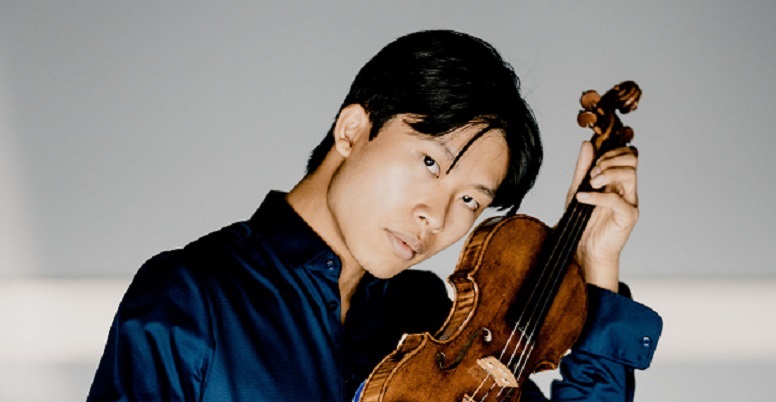 Mehr über den Artikel erfahren Kerson Leong sul palco della Gustav Mahler Academy esegue Tzigane di Ravel sotto la direzione di Pintscher