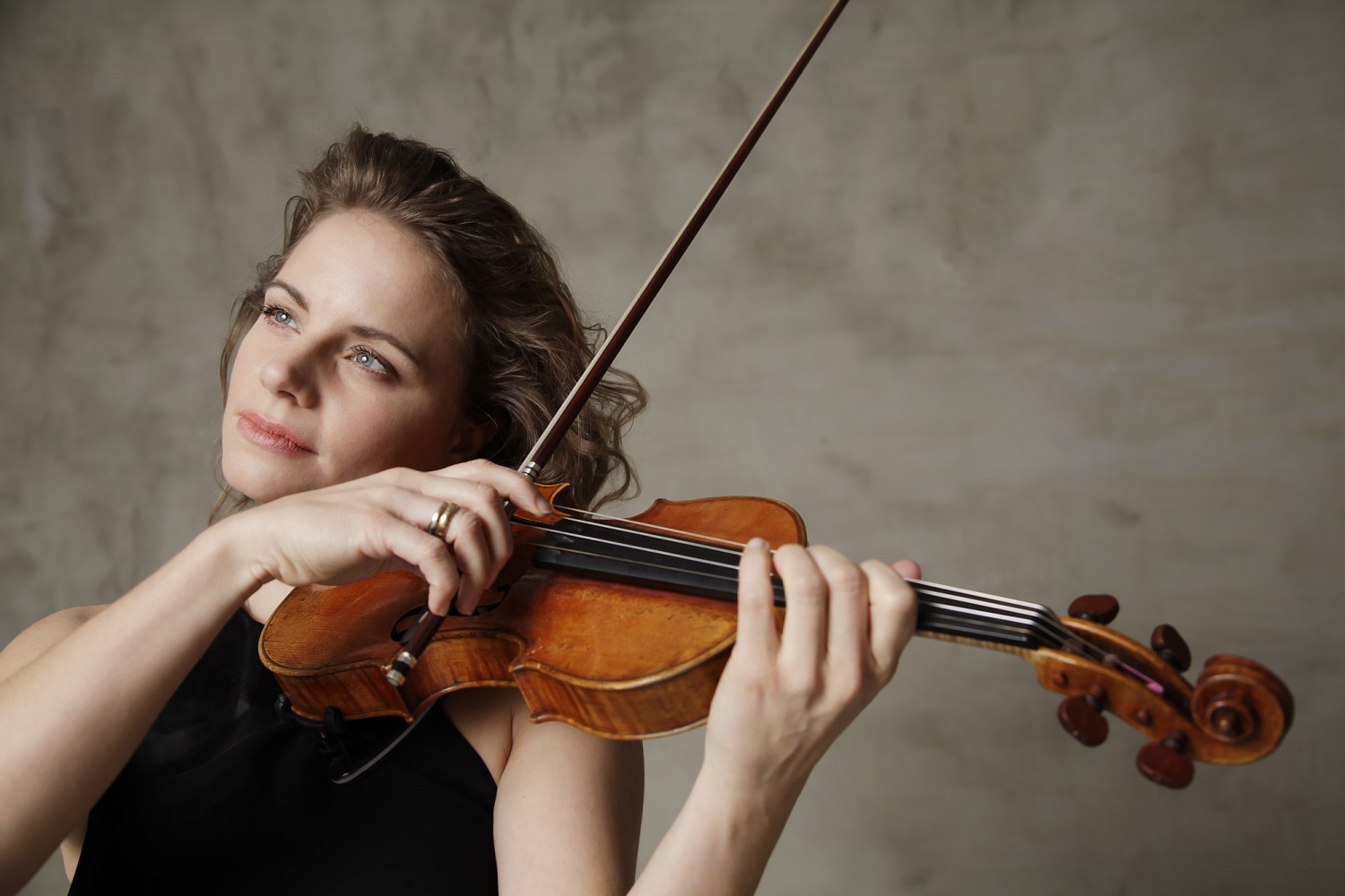 Mehr über den Artikel erfahren Al Teatro Comunale l’orchestra giovanile europea con la stella della classica Julia Fischer