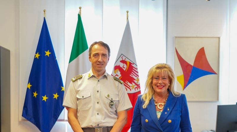Mehr über den Artikel erfahren Visita di commiato del comandante GdF Procucci alla pres. Mattei