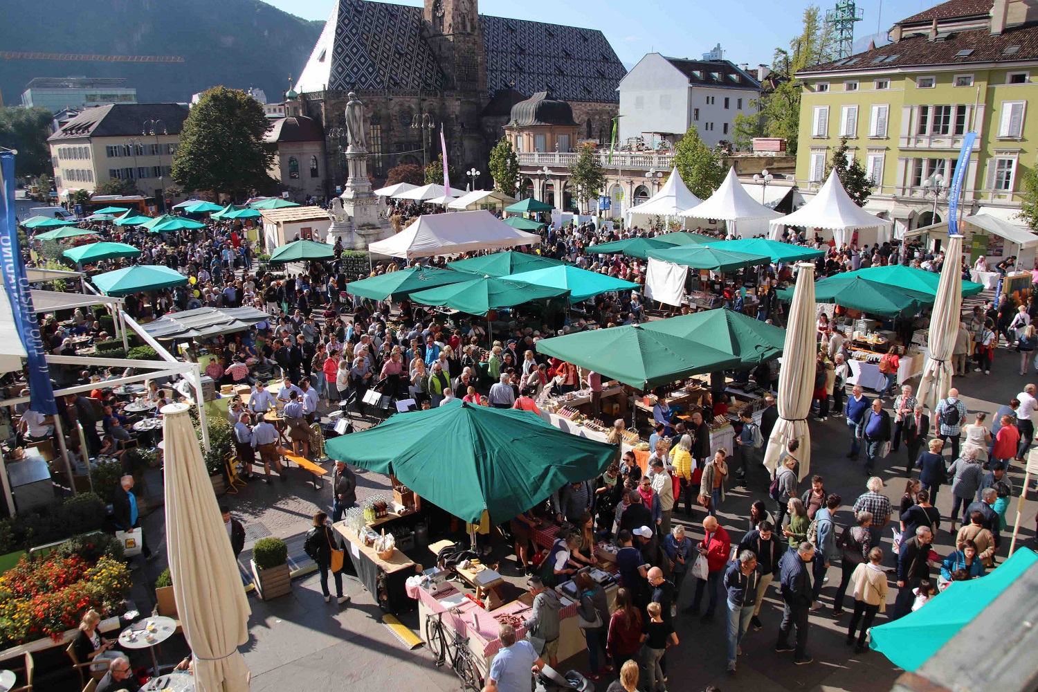 Scopri di più sull'articolo Gallo Rosso in Piazza Walter a Bolzano per la Festa del Ringraziamento