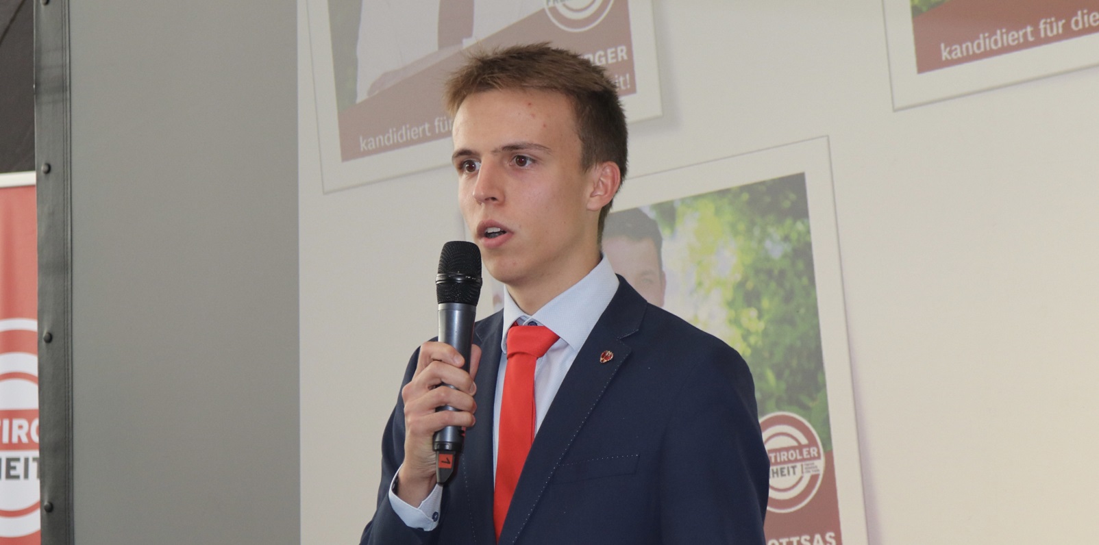Mehr über den Artikel erfahren Südtiroler-Freiheit, Aaron Malfertheiners Wahlprogramm. Der junge Bozner kandidiert mit klaren Vorstellungen und großer Überzeugung für den Südtiroler Landtag