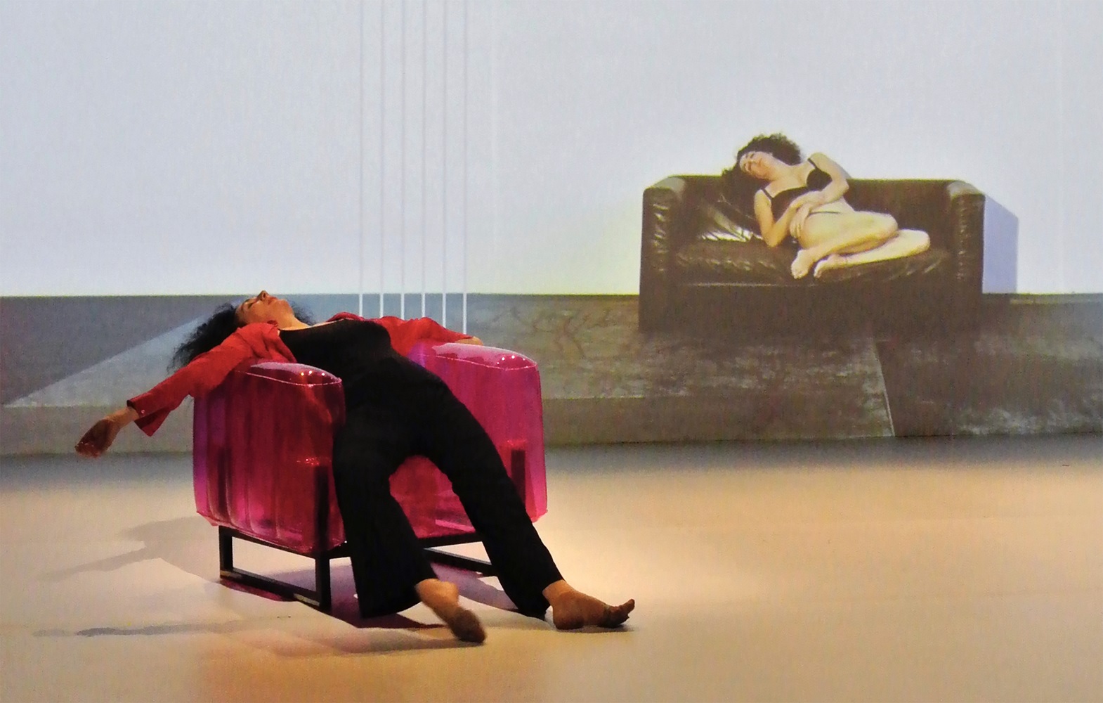Scopri di più sull'articolo Trento. La danza di Cristiana Morganti torna al Teatro Sociale con il suo nuovo assolo Behind the Light