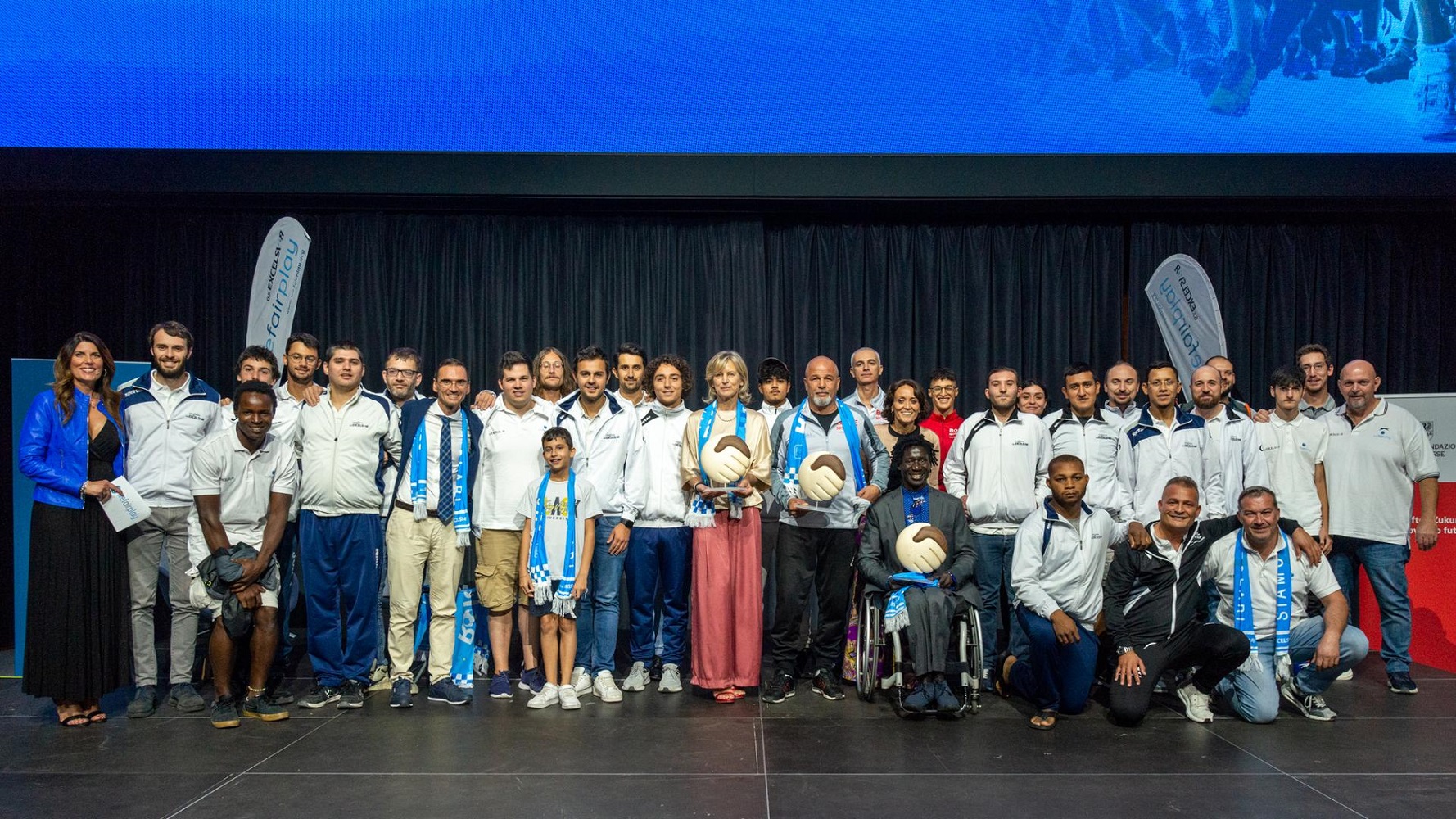 Mehr über den Artikel erfahren Da Sinner e Vingegaard alla palestra di boxe per giovani con disabilità: premiati a Bolzano i campioni del fair play