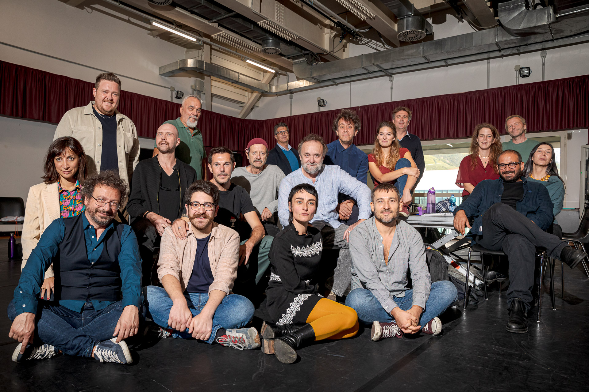Mehr über den Artikel erfahren ROCCO PAPALEO A BOLZANO PER LE PROVE DEL NUOVO SPETTACOLO DEL TSB: “L’ISPETTORE GENERALE” È LA COMMEDIA DI GOGOL CHE APRE LA STAGIONE IL 26 OTTOBRE