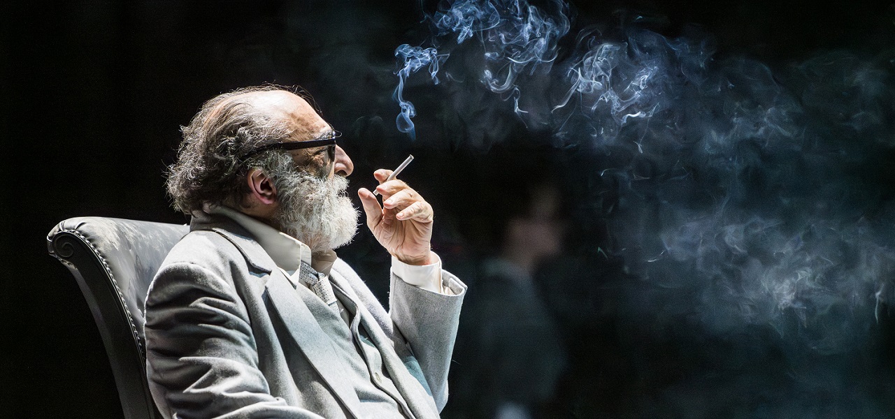 Scopri di più sull'articolo DAL 9 AL 12 NOVEMBRE LA STAGIONE DELLO STABILE DI BOLZANO PRESENTA “LA COSCIENZA DI ZENO” DI ITALO SVEVO