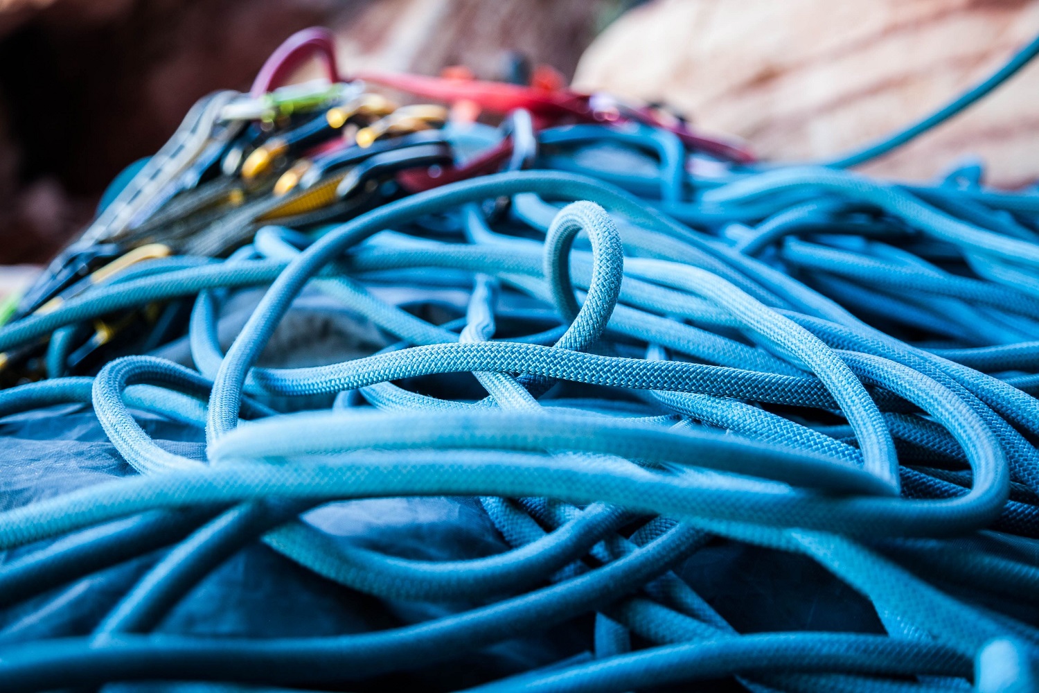 Scopri di più sull'articolo Corde di arrampicata, i consigli delle Guide Alpine per una corretta manutenzione