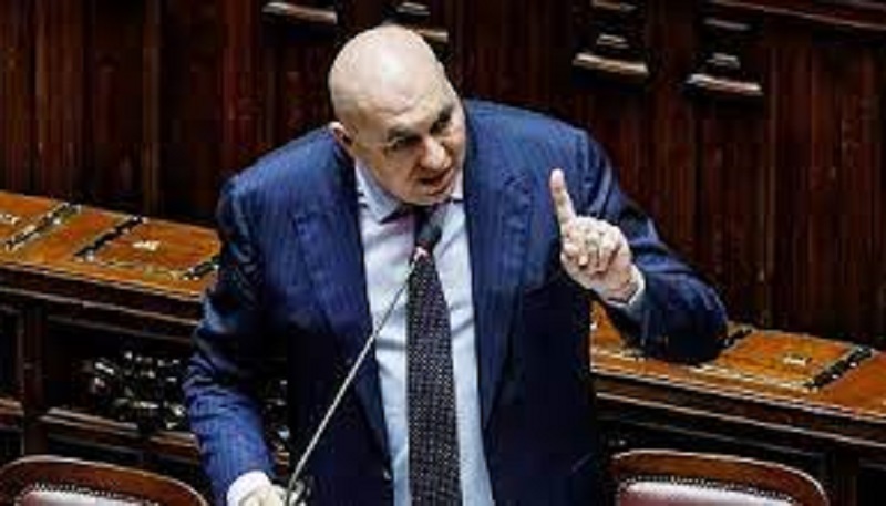 Mehr über den Artikel erfahren Ministro Crosetto si difende, malato e tuttavia in Aula
