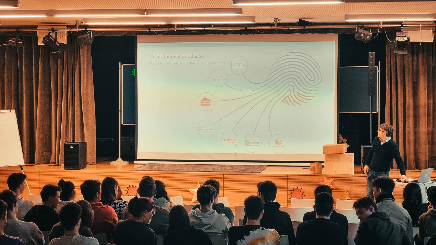 Mehr über den Artikel erfahren Innovatives Holzbauprojekt begeistert Schüler*innen der TFO Meran