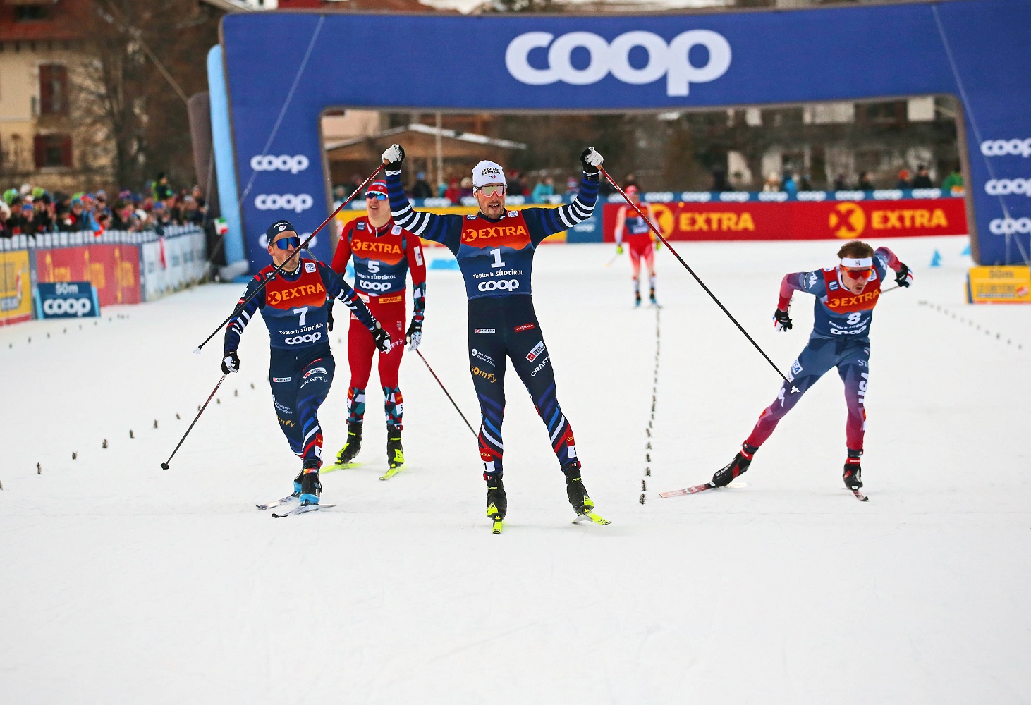 Scopri di più sull'articolo Svahn e Chanavat conquistano la gara Sprint inaugurale del Tour de Ski