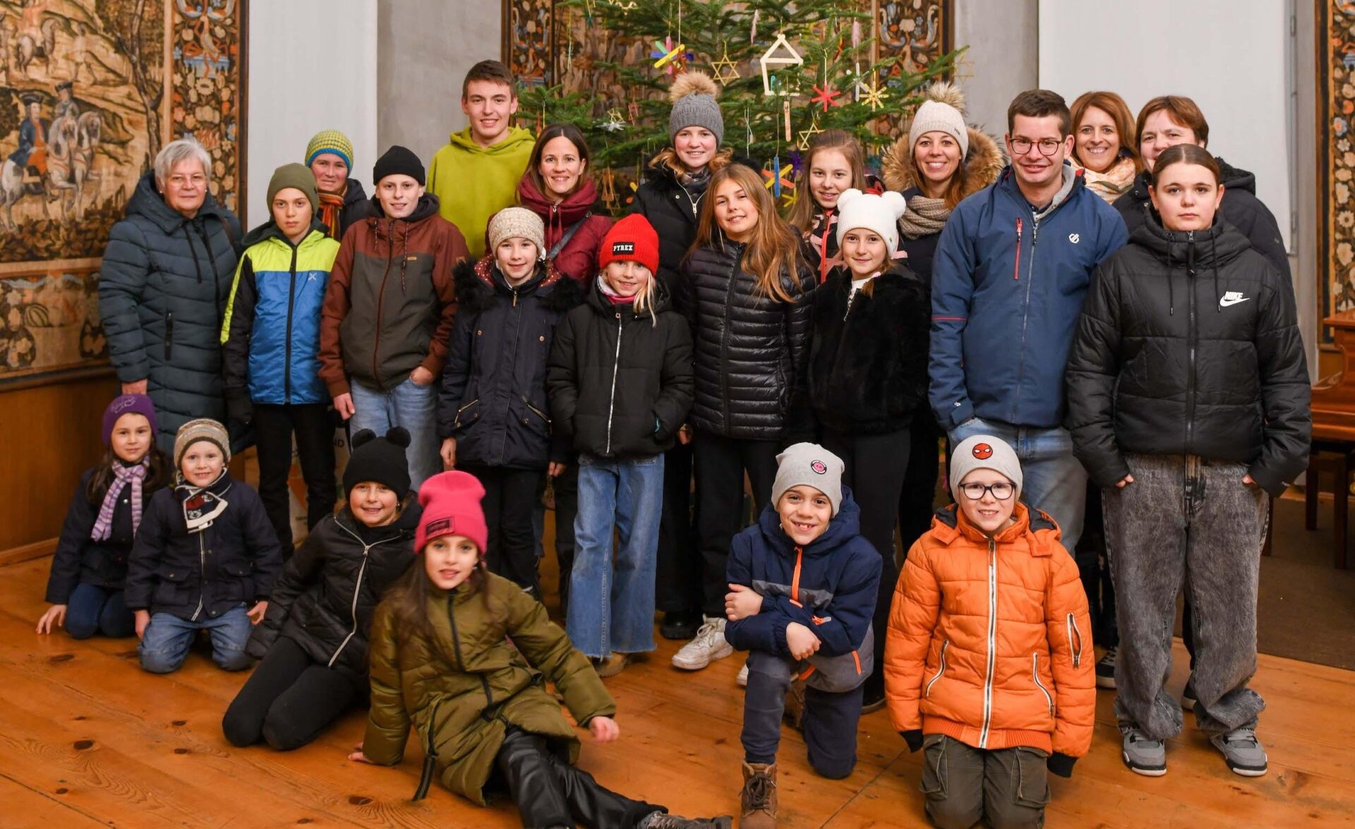 Mehr über den Artikel erfahren Bambini di Bressanone decorano l’albero di Natale dell’Hofburg