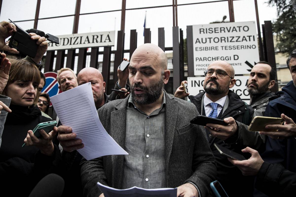Scopri di più sull'articolo Roberto Saviano: Lo scrittore portato a processo dal Ministro. E Salvini non si presenta al Tribunale di Roma