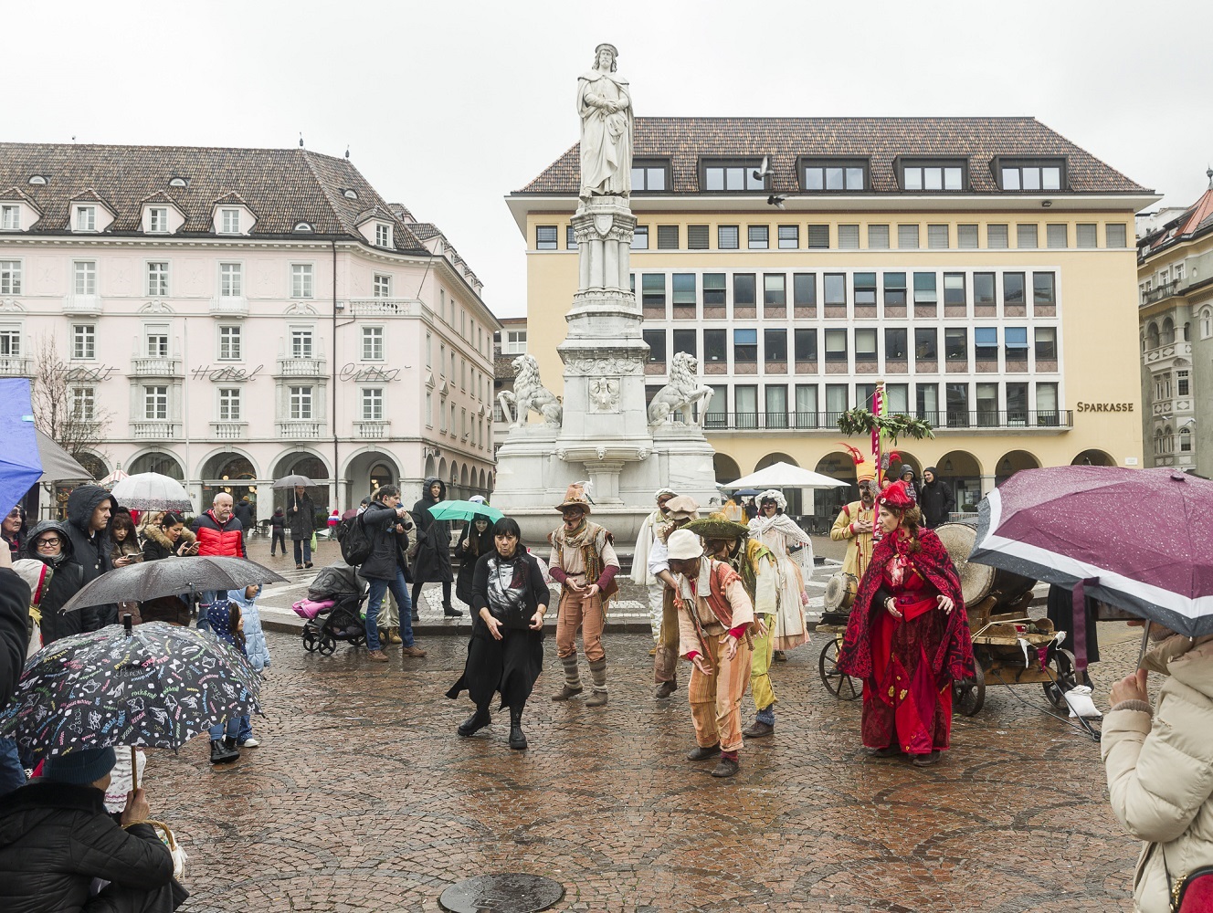 Scopri di più sull'articolo La pioggia non ferma il Carnevale di Bolzano 2024