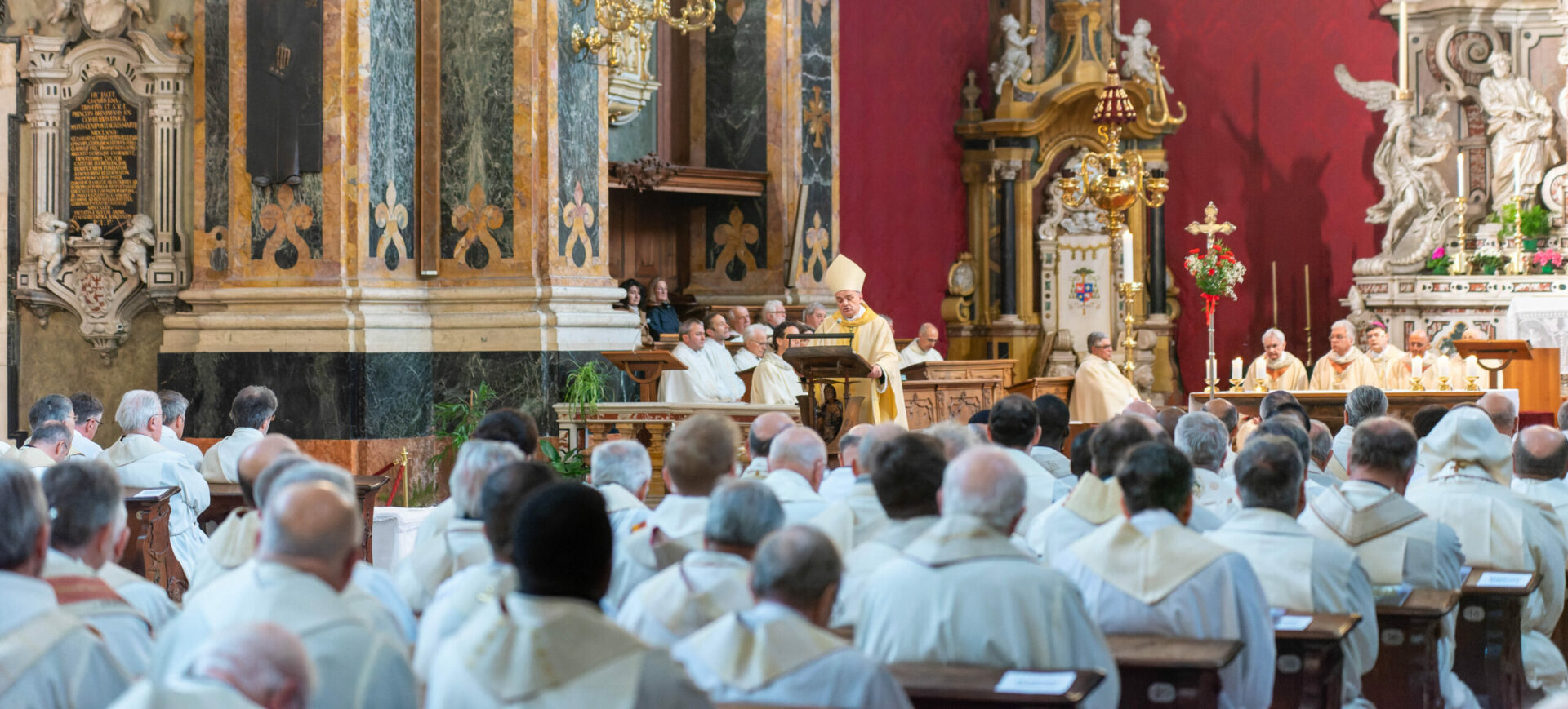 Scopri di più sull'articolo Messa del Crisma, la Chiesa è relazione tra clero e laici
