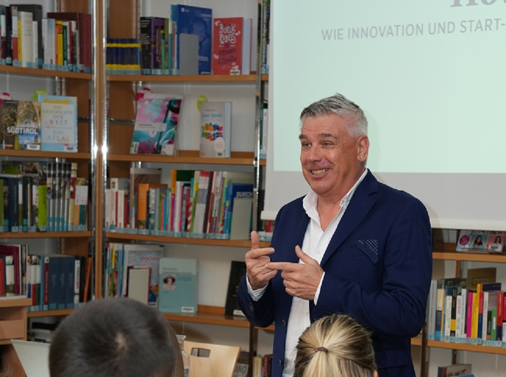 Scopri di più sull'articolo Die Landeshotelfachschule Kaiserhof Meran organisiert mit HOMECOMING das größte Klassentreffen Südtirols