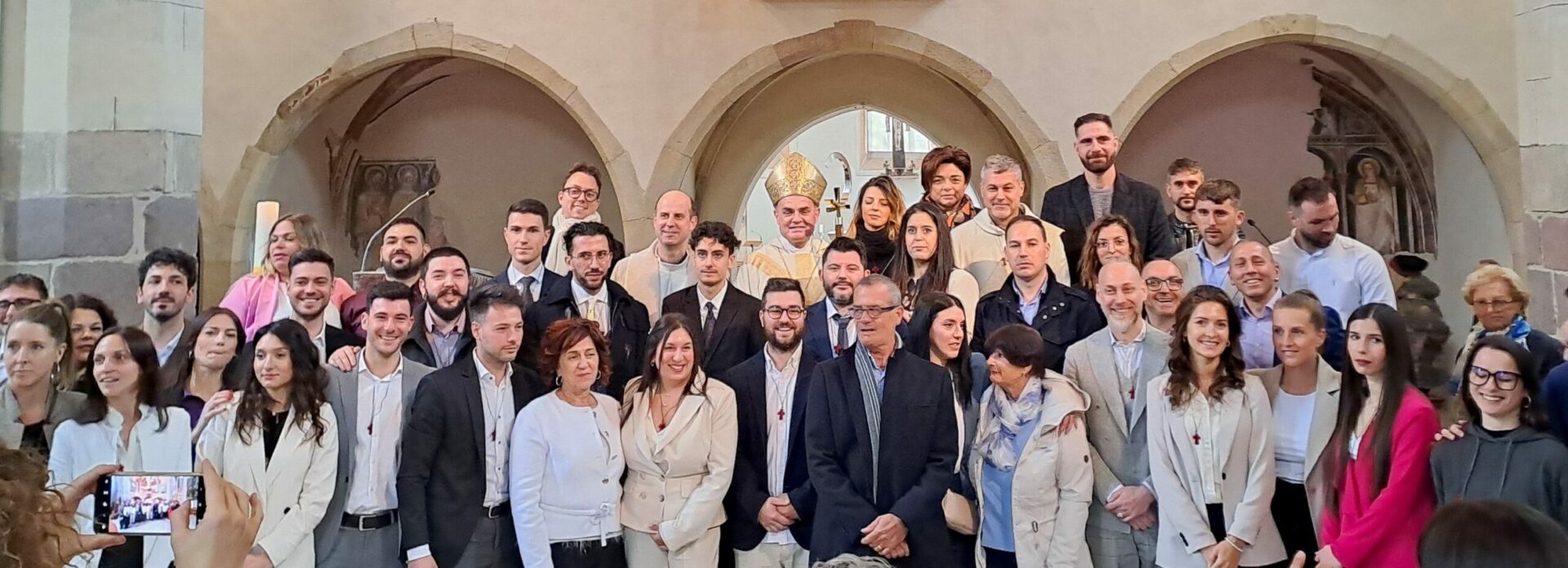 Mehr über den Artikel erfahren Dal vescovo la cresima a 24 adulti e il richiamo alla pace</strong>
