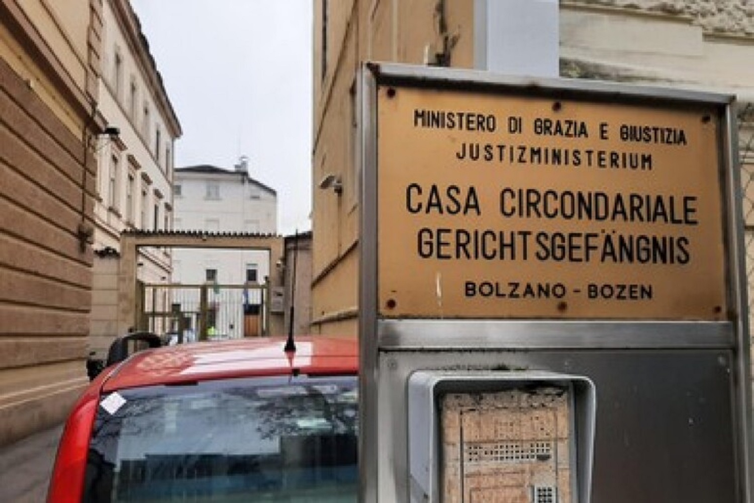 Mehr über den Artikel erfahren Bolzano. Rapina sventata in un bar del centro, arrestato e associato al carcere