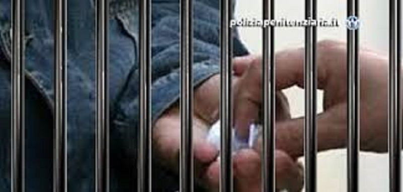 Mehr über den Artikel erfahren Amore materno, porta droga al figlio in carcere