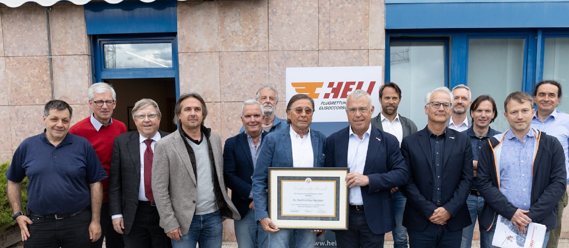 Scopri di più sull'articolo Verein „Heli-Flugrettung Südtirol“ blickt auf Rekordjahr 2023 zurück – Dr. Manfred Brandstätter für langjährige Verdienste geehrt