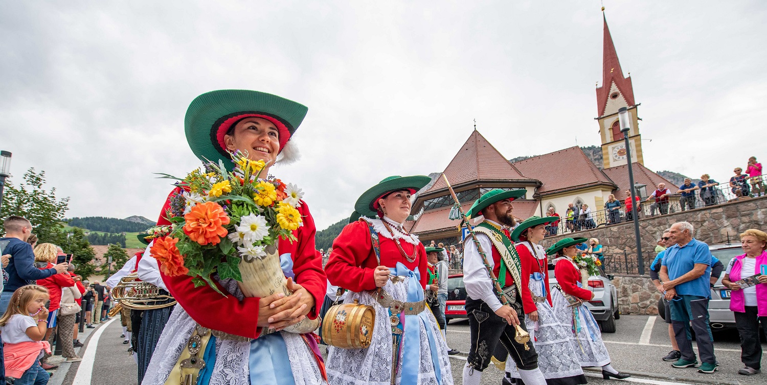 Scopri di più sull'articolo La Val Gardena indossa i costumi tradizionali