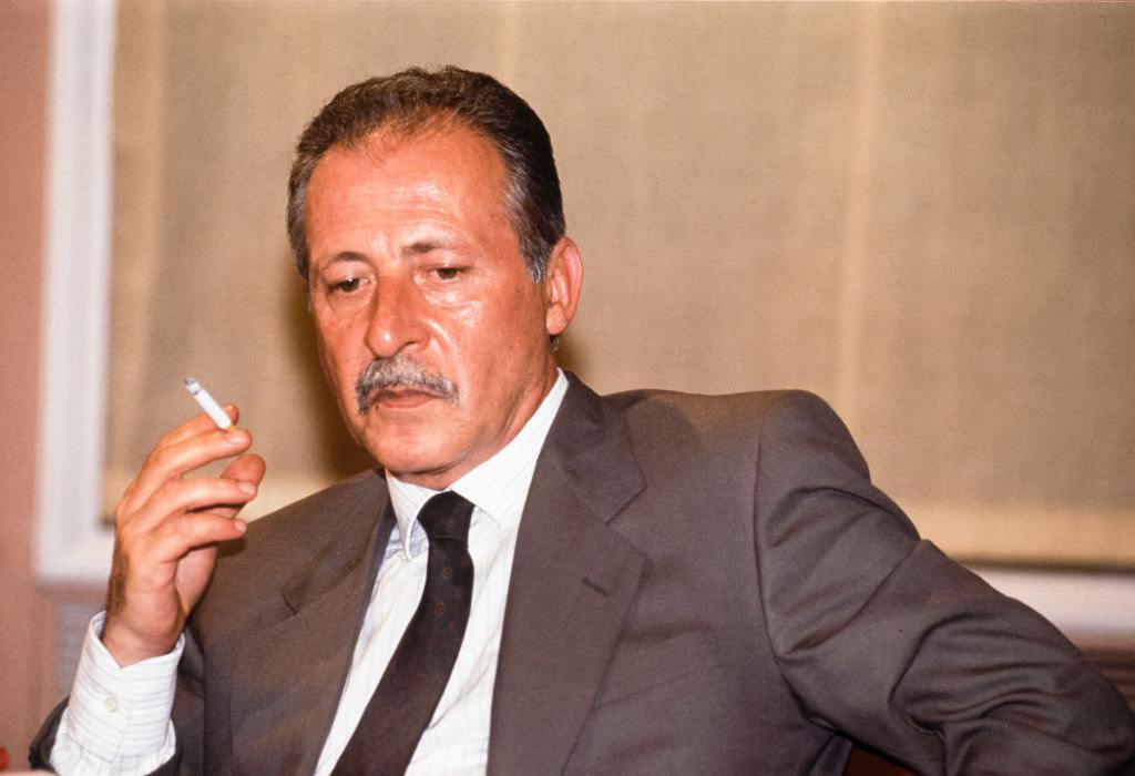 Mehr über den Artikel erfahren Paolo Borsellino è un simbolo incrollabile di coraggio e perseveranza nella lotta contro la mafia