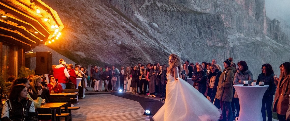 Mehr über den Artikel erfahren Carezza Dolomites invita alla sfilata di moda a più alta quota delle Alpi