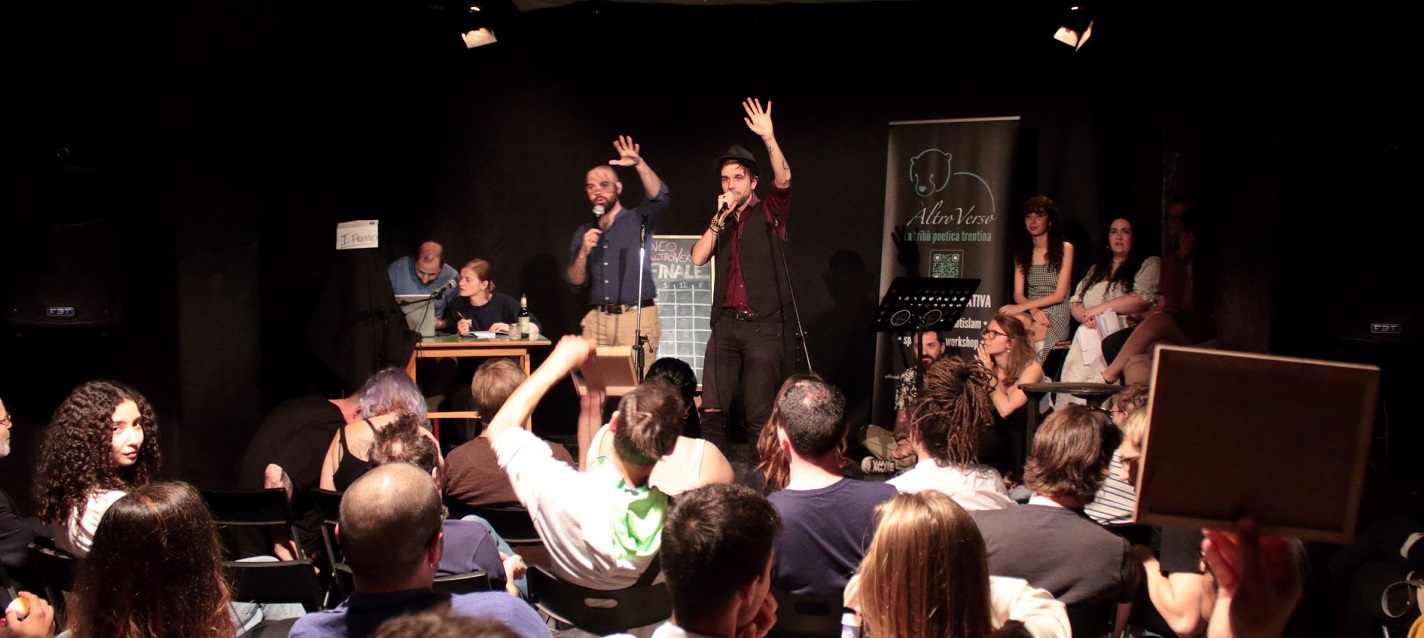 Mehr über den Artikel erfahren Trento. Sul palco del Teatro Capovolto va in scena la finale provinciale del campionato di “poetry slam”