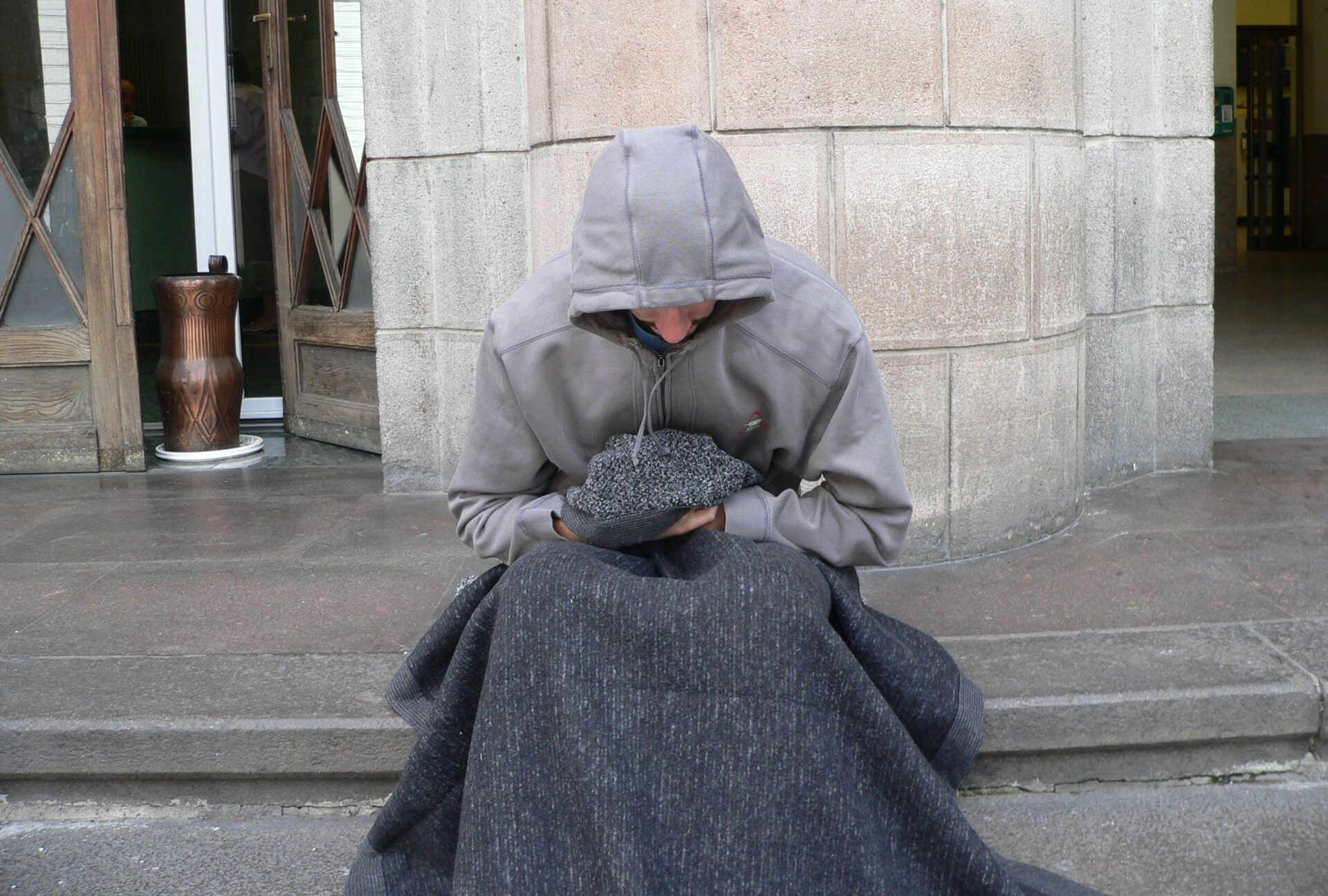 Scopri di più sull'articolo youngCaritas sammelt Decken und Schlafsäcke für Obdachlose