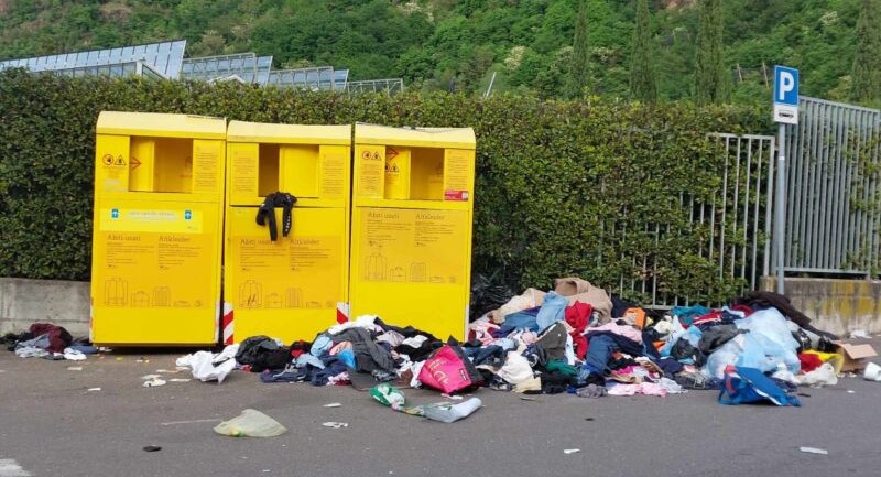 Scopri di più sull'articolo Spettacolo indecente, rimossi contenitori abiti usati