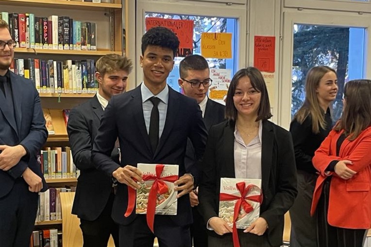 Scopri di più sull'articolo Kaiserhof Meran, besonderes Geschenk für Schulbibliothek