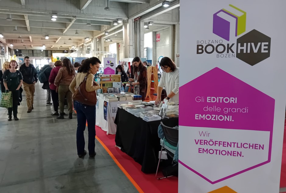 Mehr über den Artikel erfahren Bookhive numero zero in Fiera Bolzano. Rete tra editori artigianali del Trentino Alto Adige