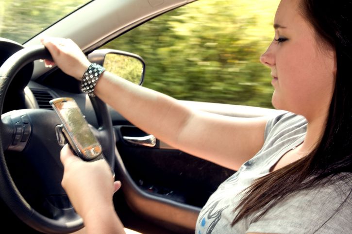 Mehr über den Artikel erfahren Riforma del Codice della Strada: obbligo del casco e trasparenza per gli autovelox utili – spada di Damocle per aumentare la sicurezza