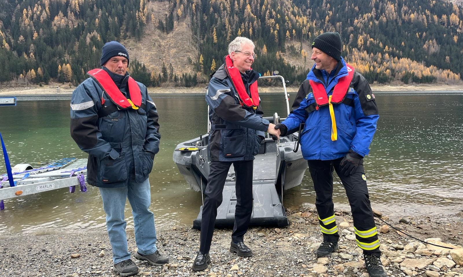 Scopri di più sull'articolo Alperia consegna una nuova barca di salvataggio al Soccorso acquatico Merano