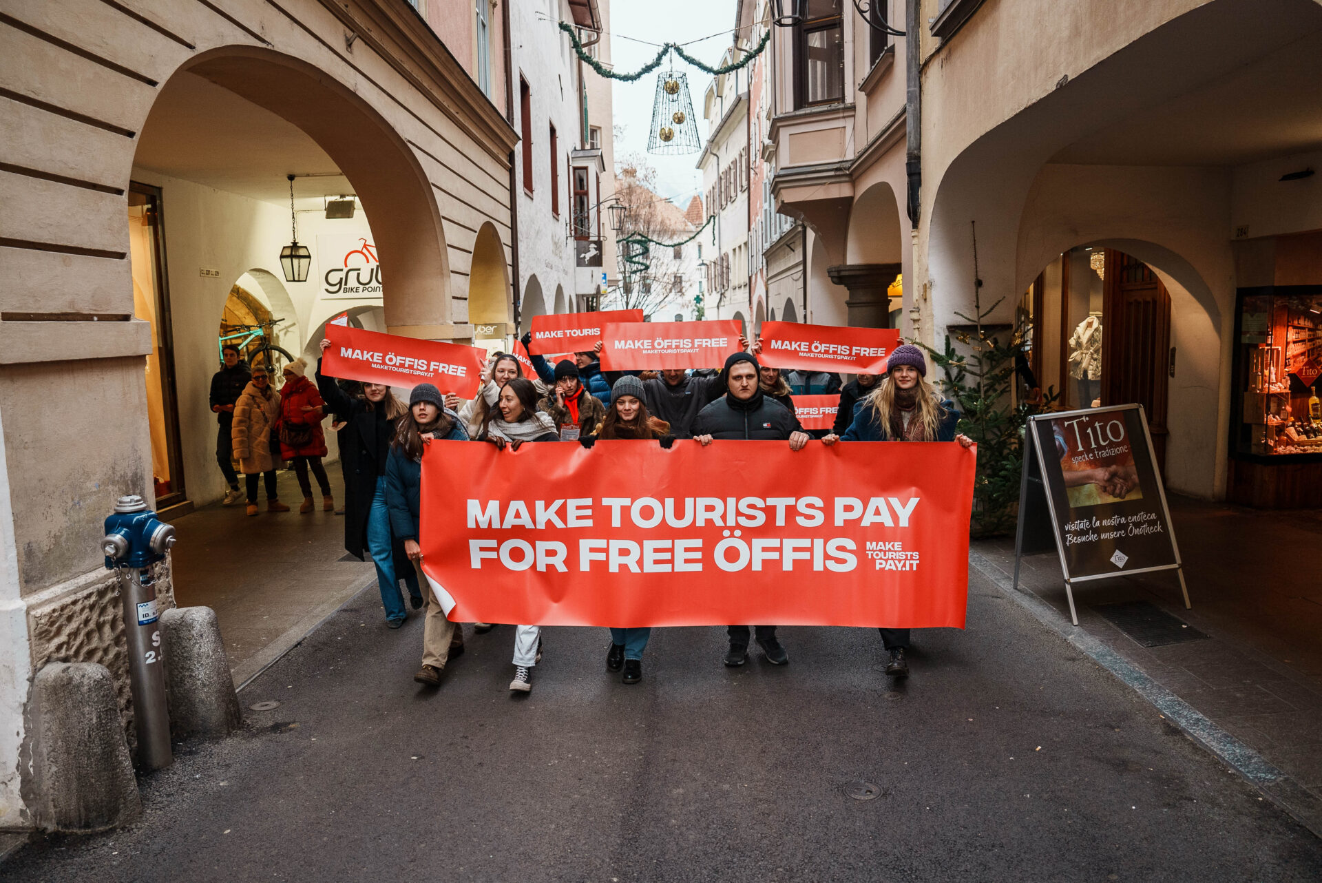 Scopri di più sull'articolo Über 150 Menschen in Brixen und Meran am Sonntag bei den Kundgebungen der Initiative “Make Tourists Pay”