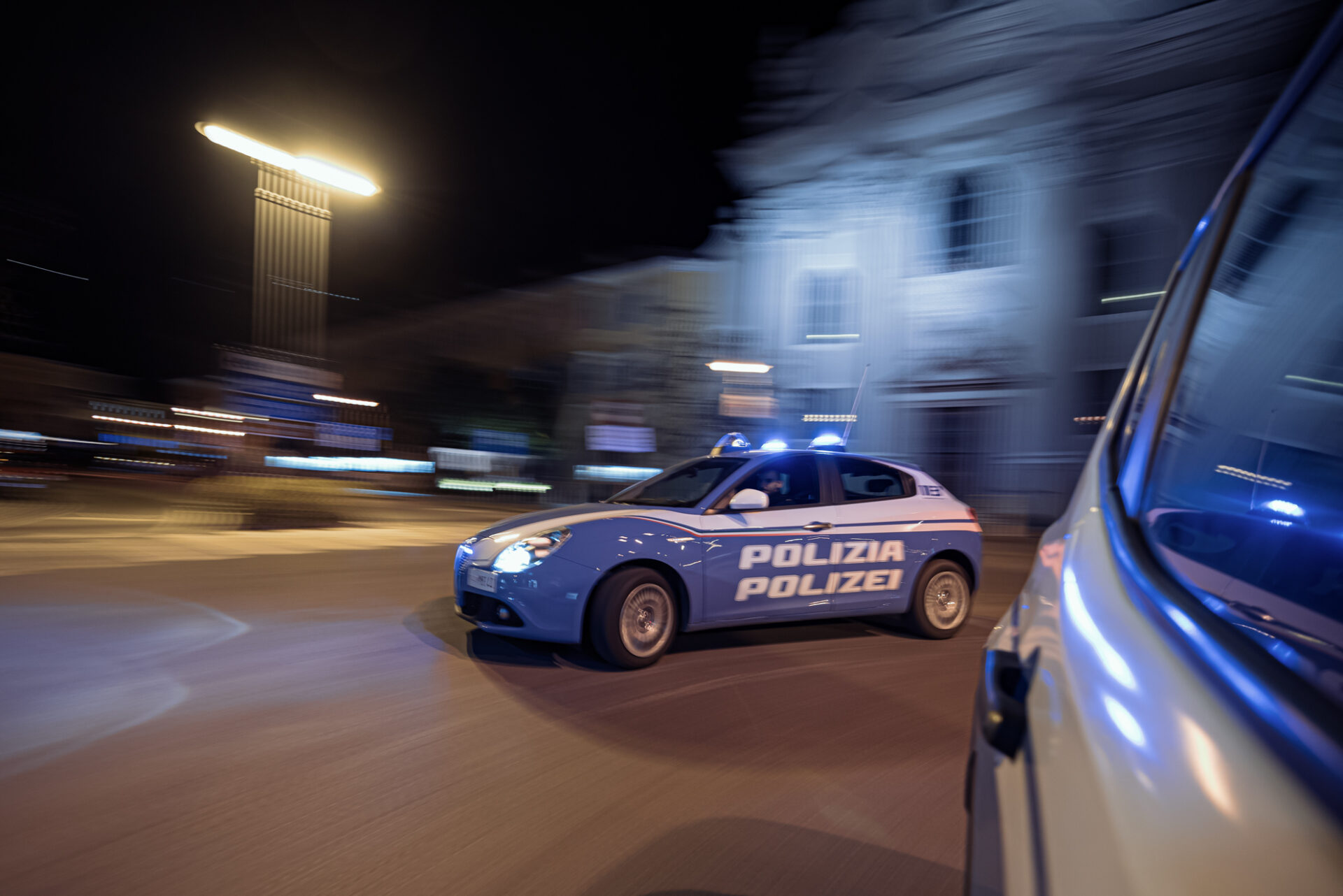 Scopri di più sull'articolo Polizia insegue e ferma furgone contromano, occupanti scappano