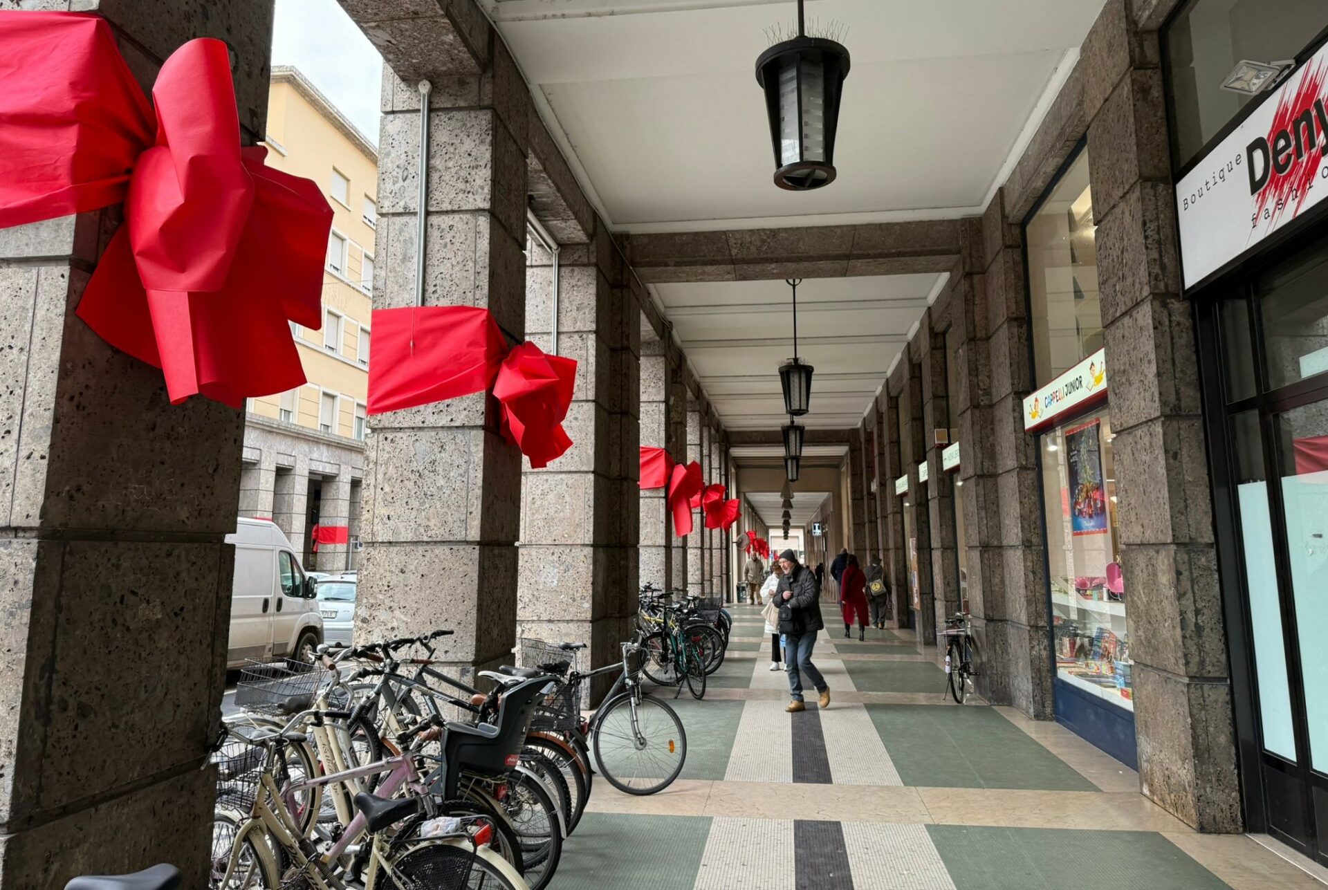 Scopri di più sull'articolo Bolzano, fiocchi rossi per corso Libertà