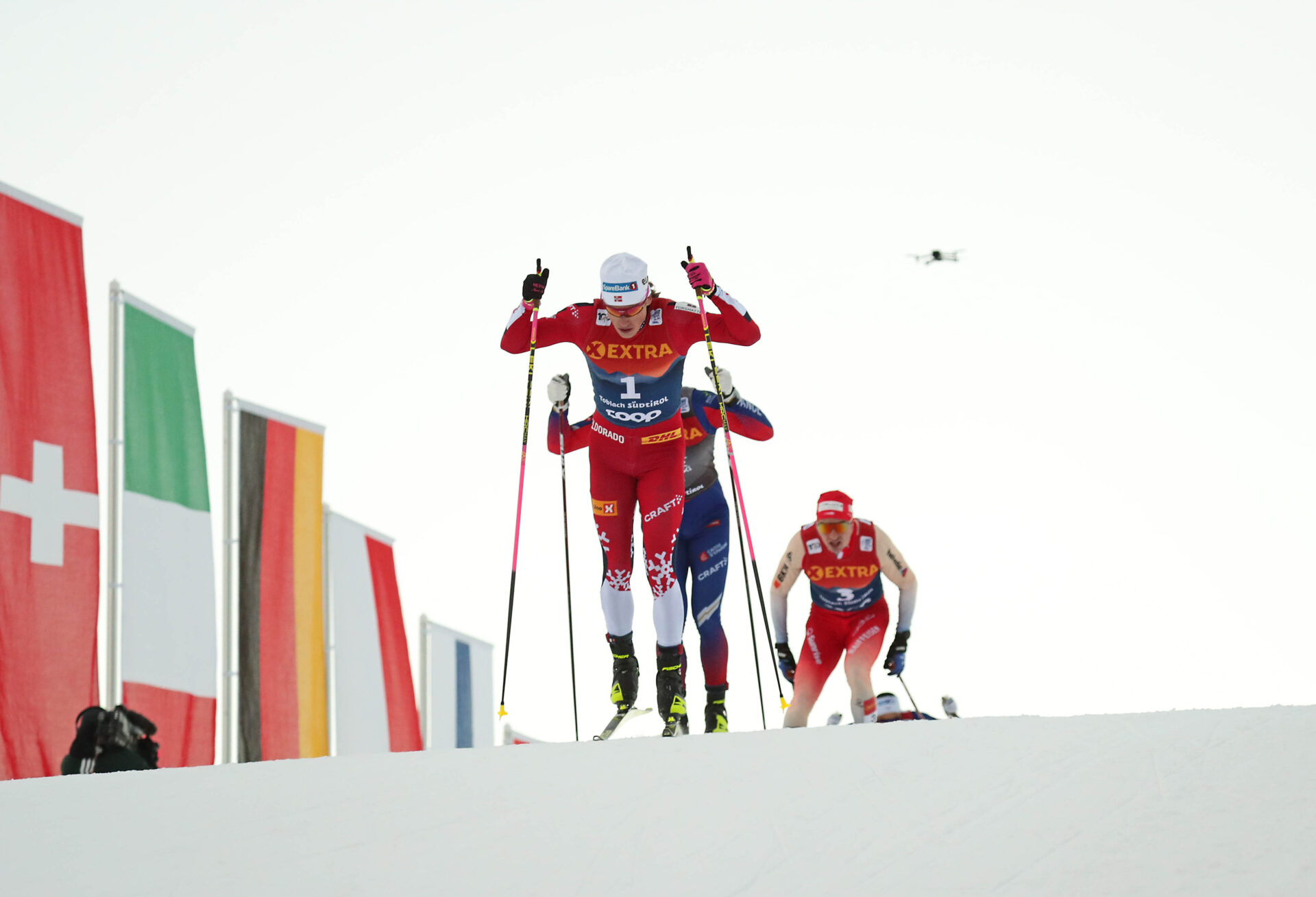Mehr über den Artikel erfahren Sprint-Auftakt des Tour de Ski mit Siegen der Topstars Klæbo und Diggins