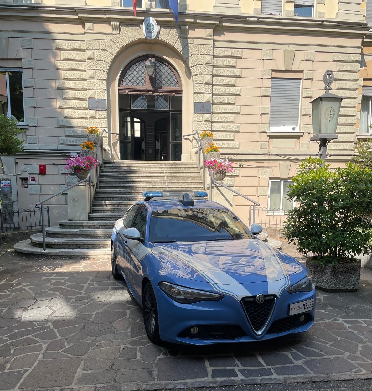 Scopri di più sull'articolo Bolzano. Giovane cammina su un tetto fortemente inclinato, la Polizia lo salva