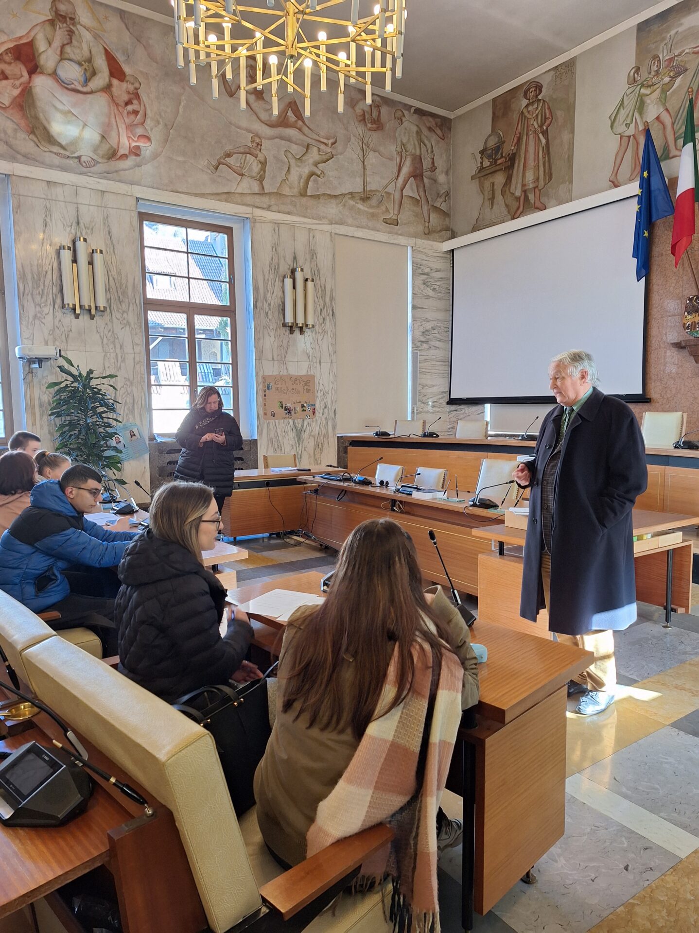 Mehr über den Artikel erfahren Gli studenti dello Sprachengymnasium del GYMME e quelli del Liceo classico del GANDHI insieme alla scoperta dell’architettura razionalista di Merano