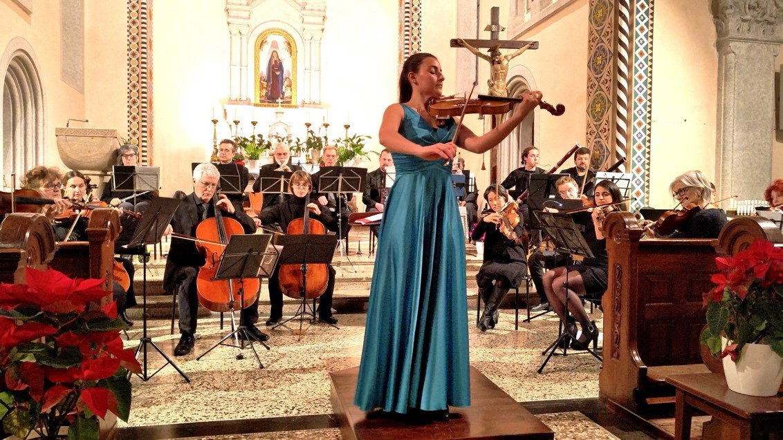 Scopri di più sull'articolo Bolognano, Chiesa di S. Maria dell’Assunta. Applausi calorosi per l’Orchestra dei Filarmonici di Trento e per la violinista Elisa Cecchini
