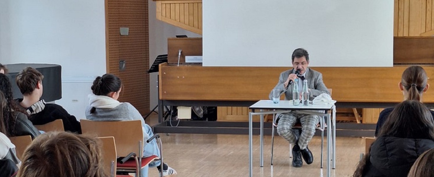 Mehr über den Artikel erfahren Merano. Claudio Calabrese con il suo “Di fuga in fuga” incanta la platea gremita dell’Aula Magna del GYMME