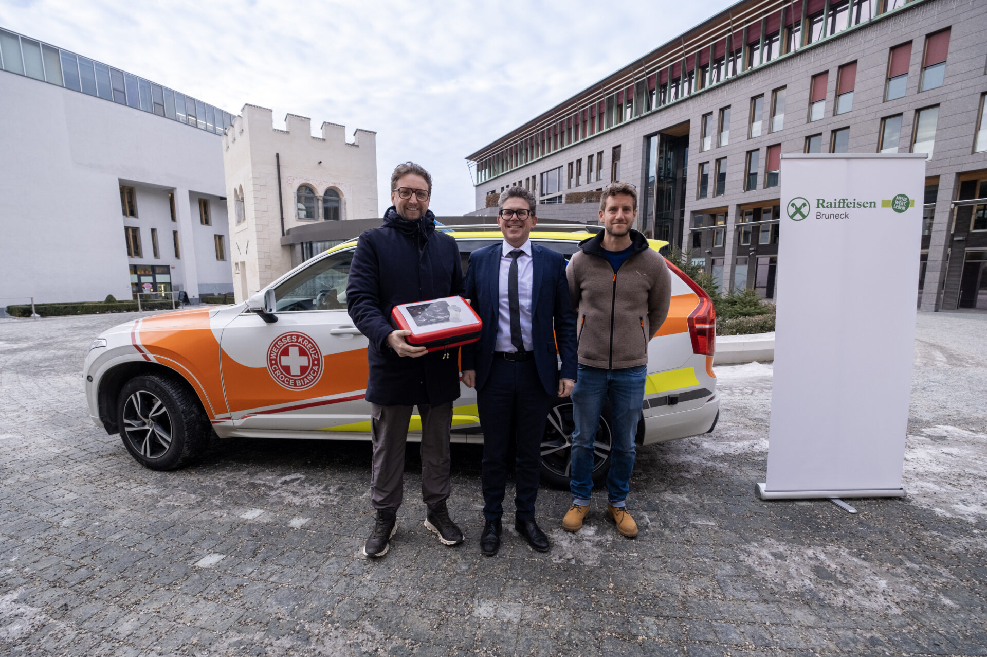 Scopri di più sull'articolo Moderne Technik für die Notfallversorgung: Mobiles Ultraschallgerät auf Notarzteinsatzfahrzeug in Bruneck