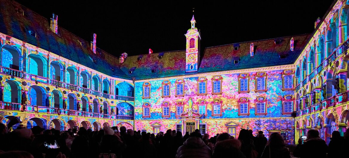 Scopri di più sull'articolo Successo dello spettacolo di luci e musica “Colors 2. The journey continues” presso l’Hofburg di Bressanone