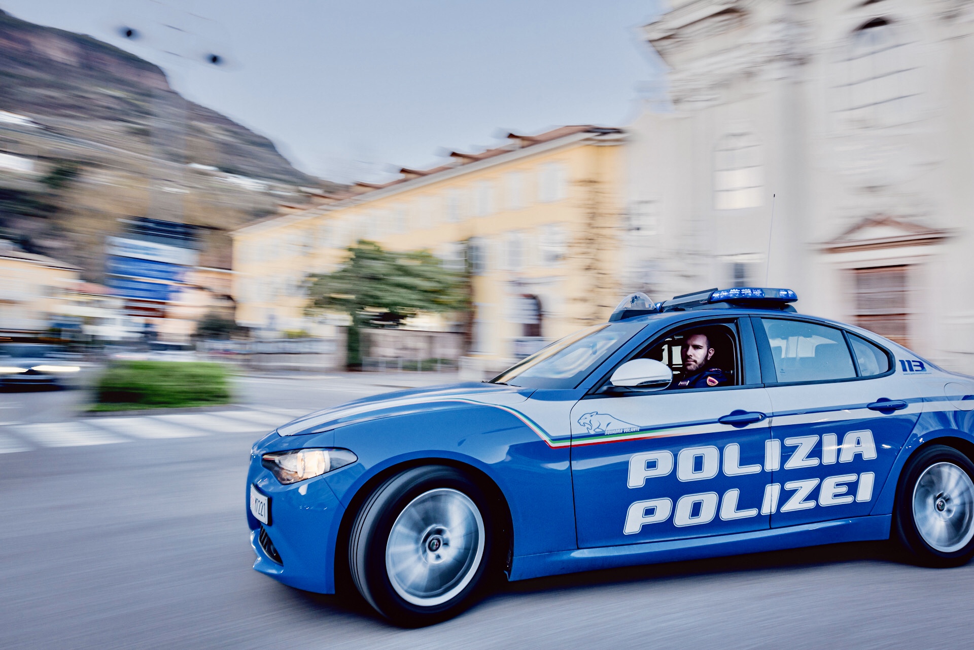 Scopri di più sull'articolo Bolzano. Marito geloso obbliga la moglie a licenziarsi. La direttrice del negozio contatta immediatamente la Polizia per difendere la donna