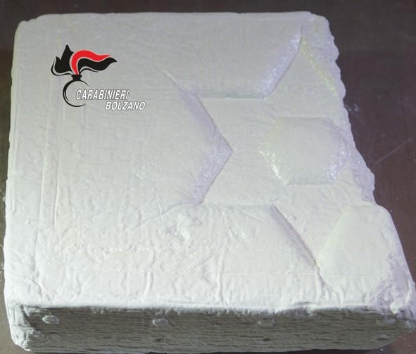 Scopri di più sull'articolo Cuoco arrestato a Merano per traffico di stupefacenti: i Carabinieri sequestrano più di mezzo kilogrammo di cocaina.
