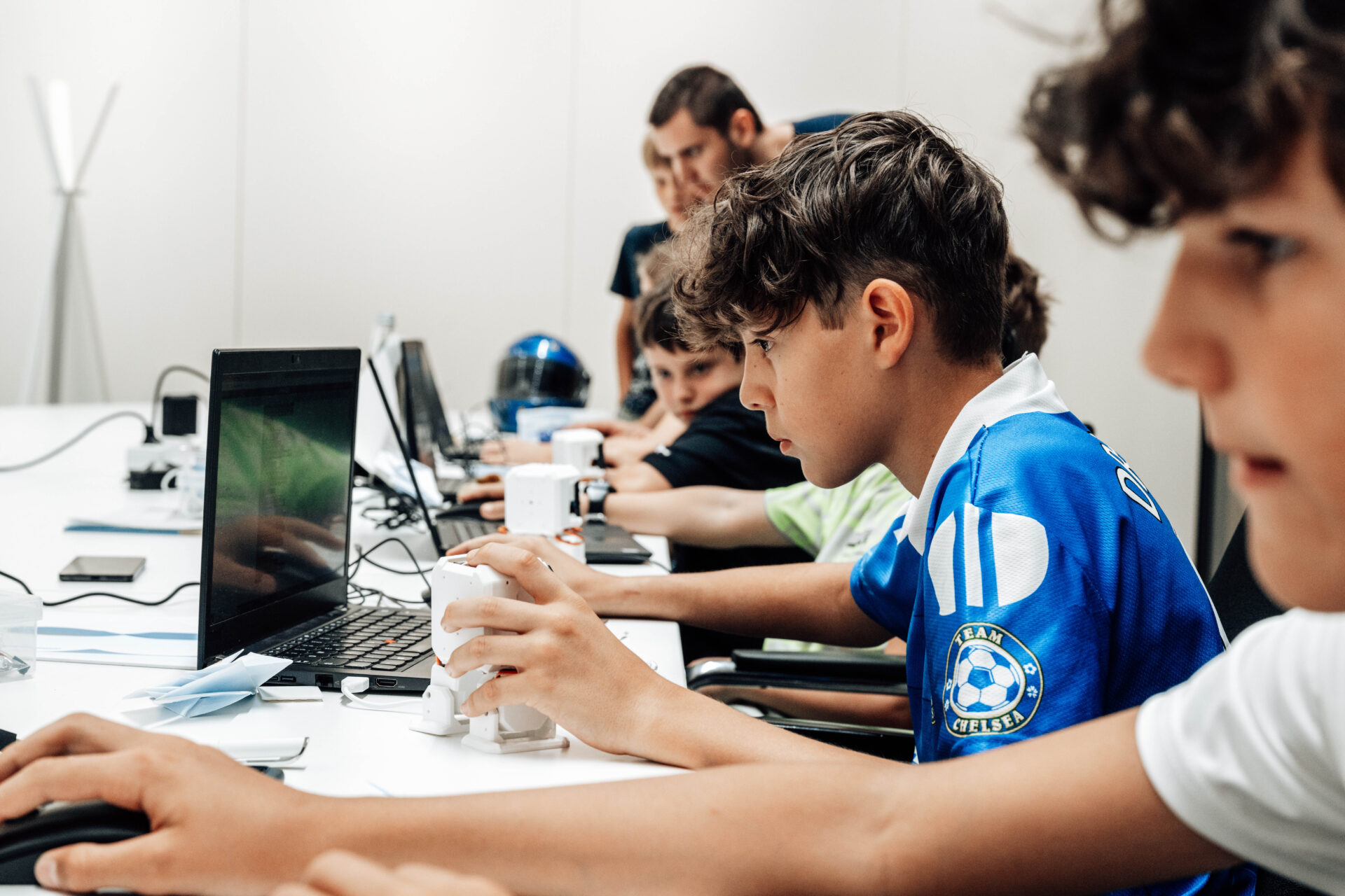 Mehr über den Artikel erfahren Novità per “Coding4Kids Alto Adige 2025”: AI e più corsi di robotica. Il progetto estivo per giovani tra i 10 e i 14 anni